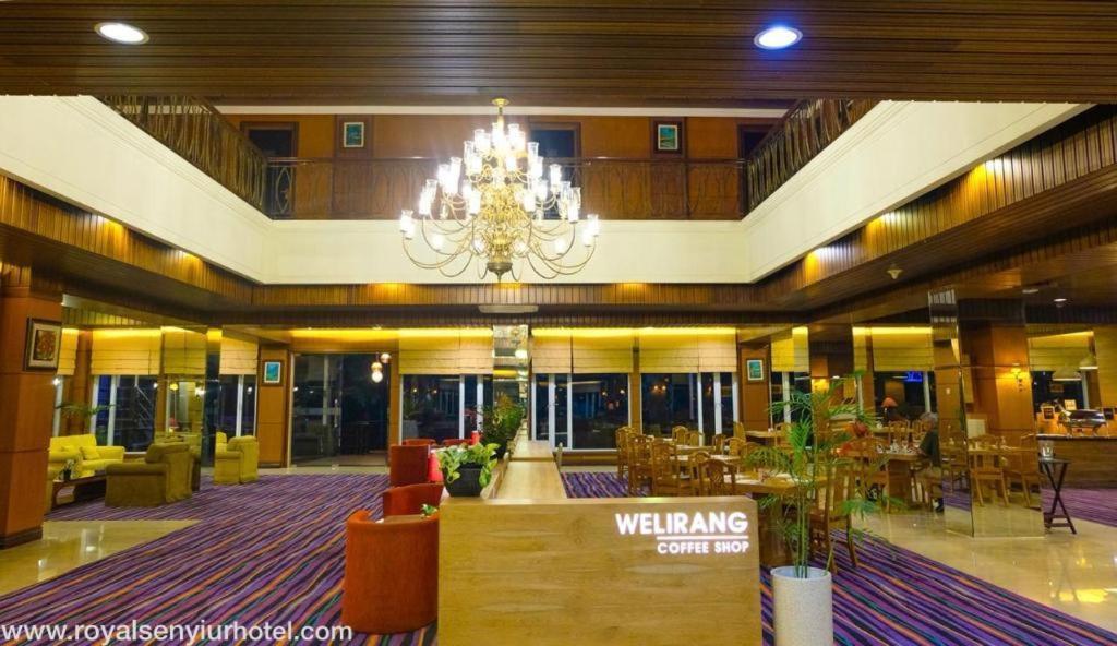 Royal Senyiur Hotel Pasuruan Bagian luar foto