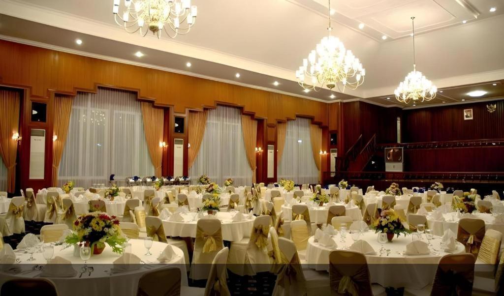 Royal Senyiur Hotel Pasuruan Bagian luar foto