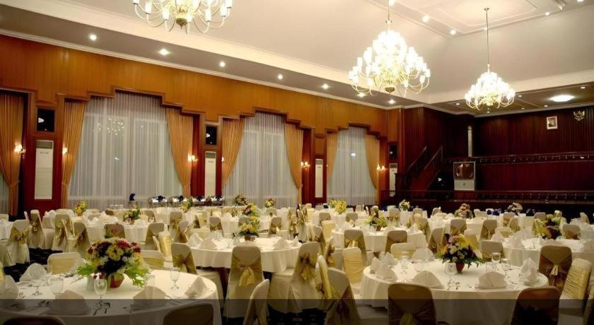 Royal Senyiur Hotel Pasuruan Bagian luar foto